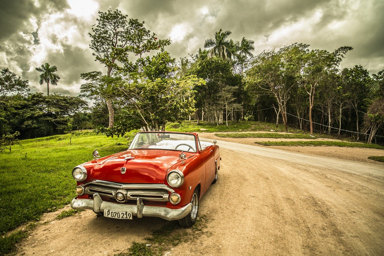 Une voiture de couleur rouge