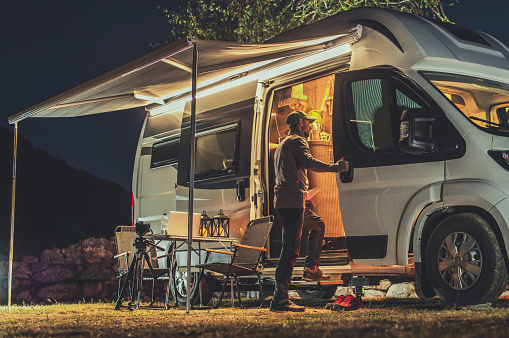 Un home avec un Camping Car