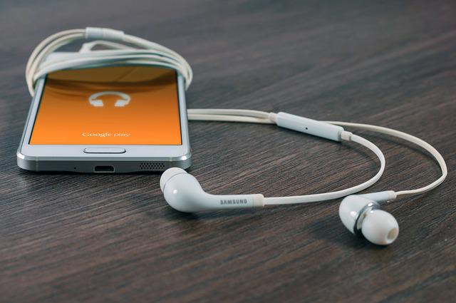 Une Téléphone avec un écouteur 