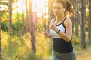 Une femme en train de courir