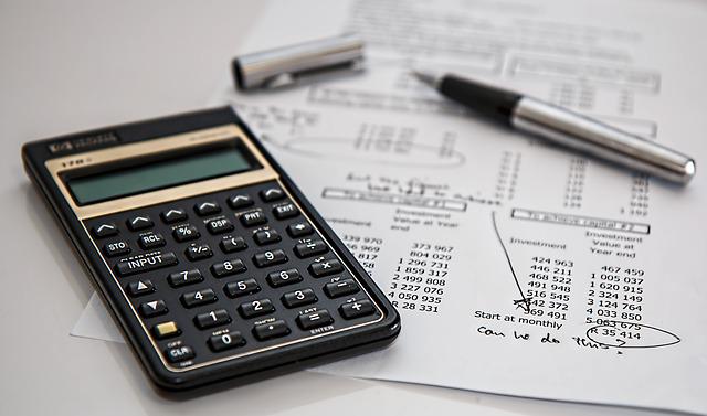Calculatrice et Stylo posé sur une Table